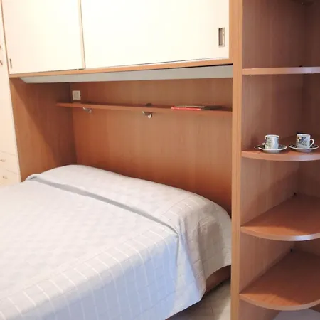 Beachside Flat With Balcony بيبيوني