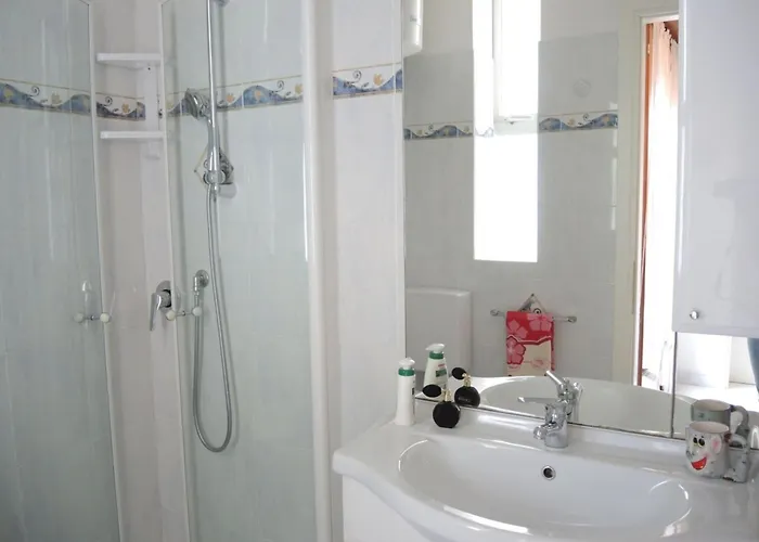 Beachside Flat With Balcony *